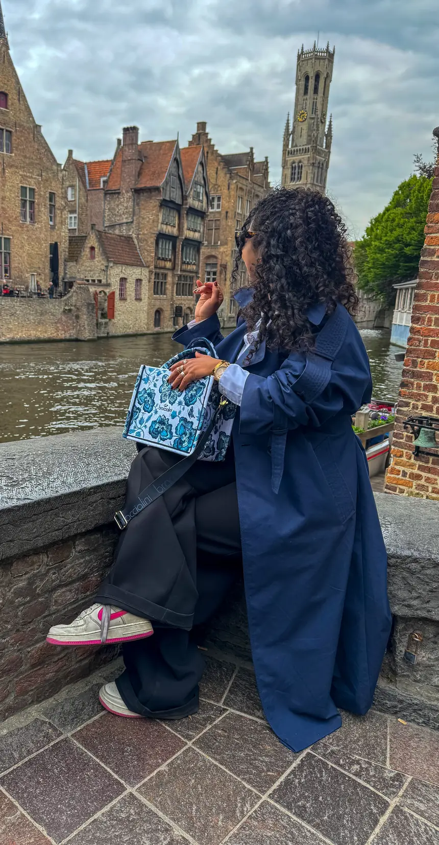 Mishell junto al canal del Rozenhoedkaai, con el campanario de Brujas al fondo