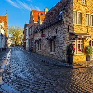 Una calle empedrada de Brujas con luz de tarde